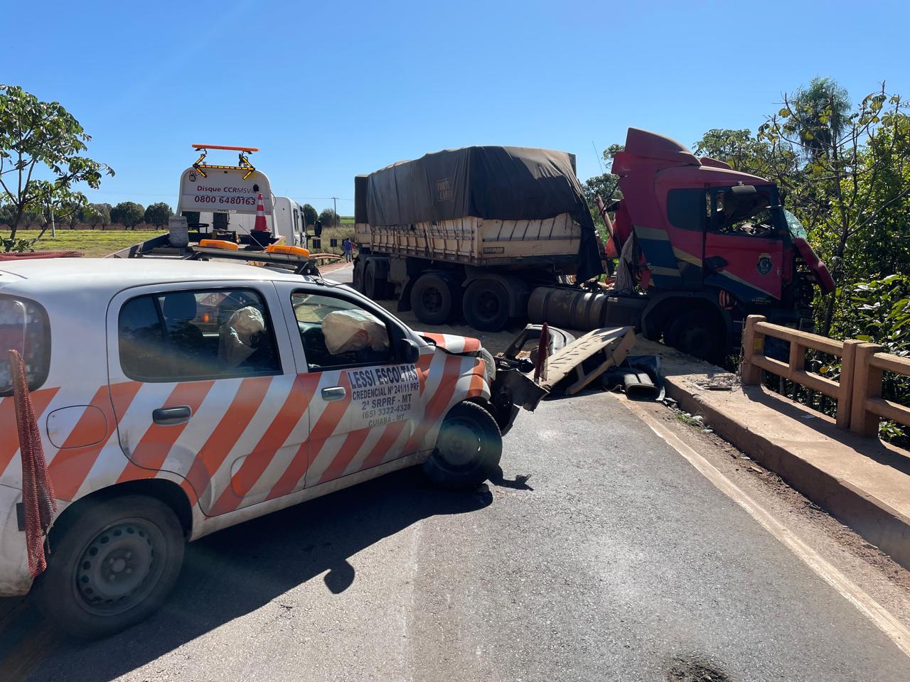 Motorista é socorrido em estado grave em acidente e caminhão quase cai de ponte na BR-163