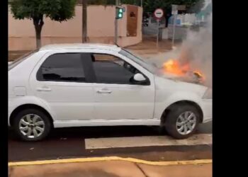 Carro de aplicativo pega fogo com passageira a bordo no Centro de Campo Grande — felizmente, ninguém se feriu