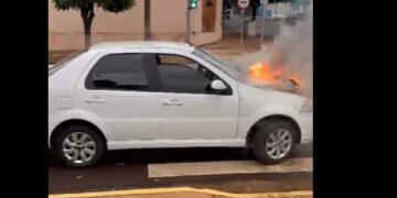 Carro de aplicativo pega fogo com passageira a bordo no Centro de Campo Grande — felizmente, ninguém se feriu