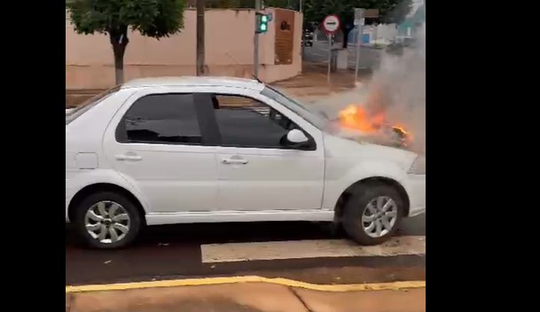 Carro de aplicativo pega fogo com passageira a bordo no Centro de Campo Grande — felizmente, ninguém se feriu