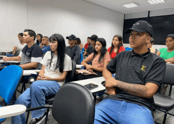 Abertas inscrições para cursos gratuitos de extensão de cílios e auxiliar administrativo na Capital