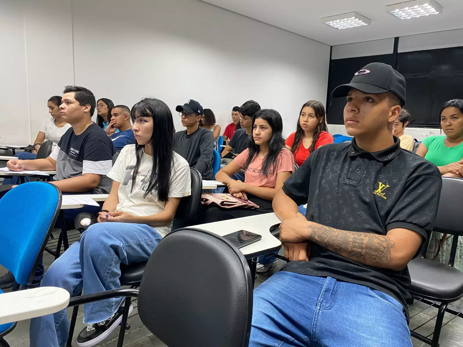 Abertas inscrições para cursos gratuitos de extensão de cílios e auxiliar administrativo na Capital