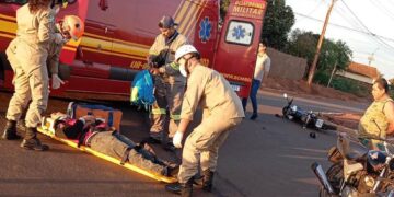 Dois jovens ficam feridos em acidente de motos em Ivinhema