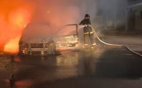Motorista sente cheiro de queimado e vê carro ser consumido pelo fogo em Corumbá