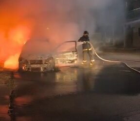 Motorista sente cheiro de queimado e vê carro ser consumido pelo fogo em Corumbá