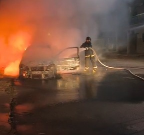 Motorista sente cheiro de queimado e vê carro ser consumido pelo fogo em Corumbá