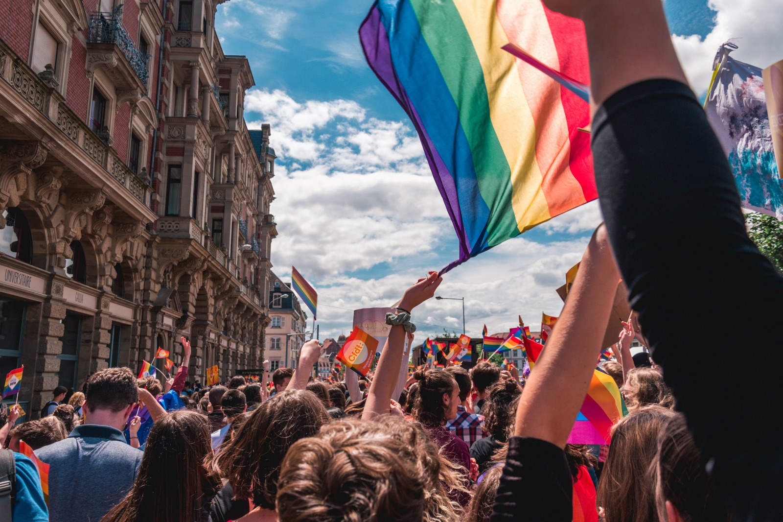Pink Money ou rainbow washin: causa LGBTIA+ vira pauta, mas especialista alerta para o uso indevido da diversidade como mote comercial