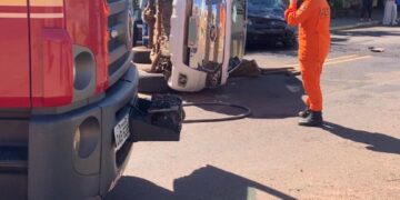 Caminhonete tomba após colisão entre três veículos em cruzamento do Jardim Autonomista