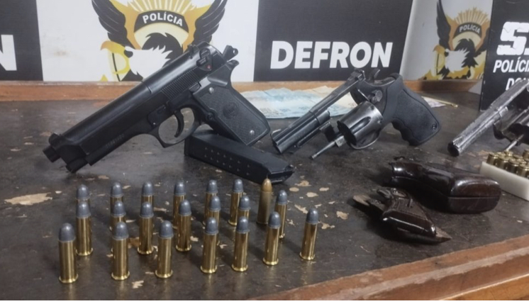 Trio é preso em Dourados com armas, R$ 4 mil em dinheiro e mais de 6kg de skunk 