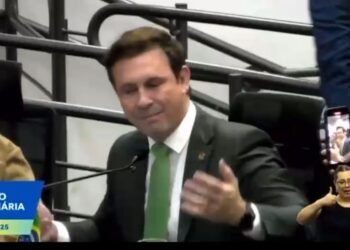 Sem bater ponto e com duas  sessões presenciais na semana, vereador ironiza redução da escala 6×1 de trabalhadores 