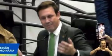 Sem bater ponto e com duas  sessões presenciais na semana, vereador ironiza redução da escala 6×1 de trabalhadores 