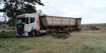 Criança de 9 anos morre eletrocutado após carreta atingir poste em MS
