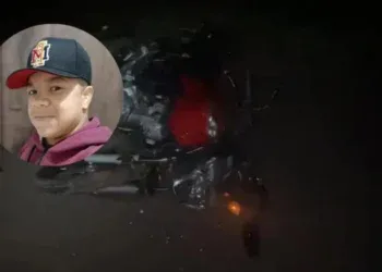 Morre jovem após bater moto na traseira de carro na BR-163