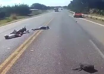 Vídeo mostra momento em que carro faz conversão proibida e causa acidente grave com moto na BR-163