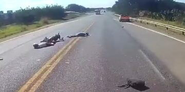 Vídeo mostra momento em que carro faz conversão proibida e causa acidente grave com moto na BR-163