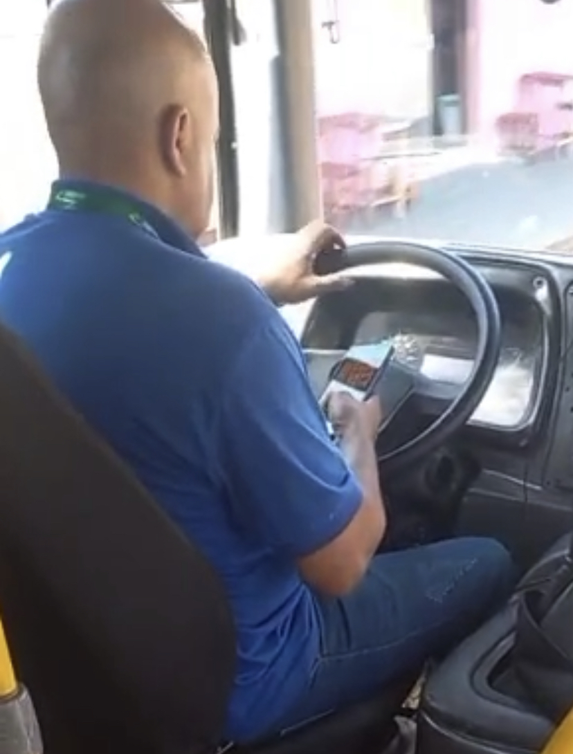 Vídeo: Motorista de ônibus é flagrado jogando “Tigrinho” enquanto dirigia em Campo Grande