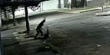 Vídeo mostra morador de rua matando outro a facadas em imagens aterrorizantes