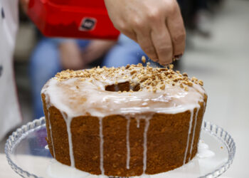 Receitas juninas mais leves e saborosas são destaque em oficina da Cassems