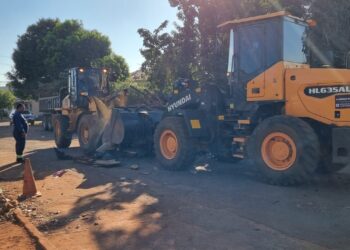 Prefeitura remove lixo de terreno usado como ferro-velho no Guanandi