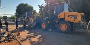 Prefeitura remove lixo de terreno usado como ferro-velho no Guanandi