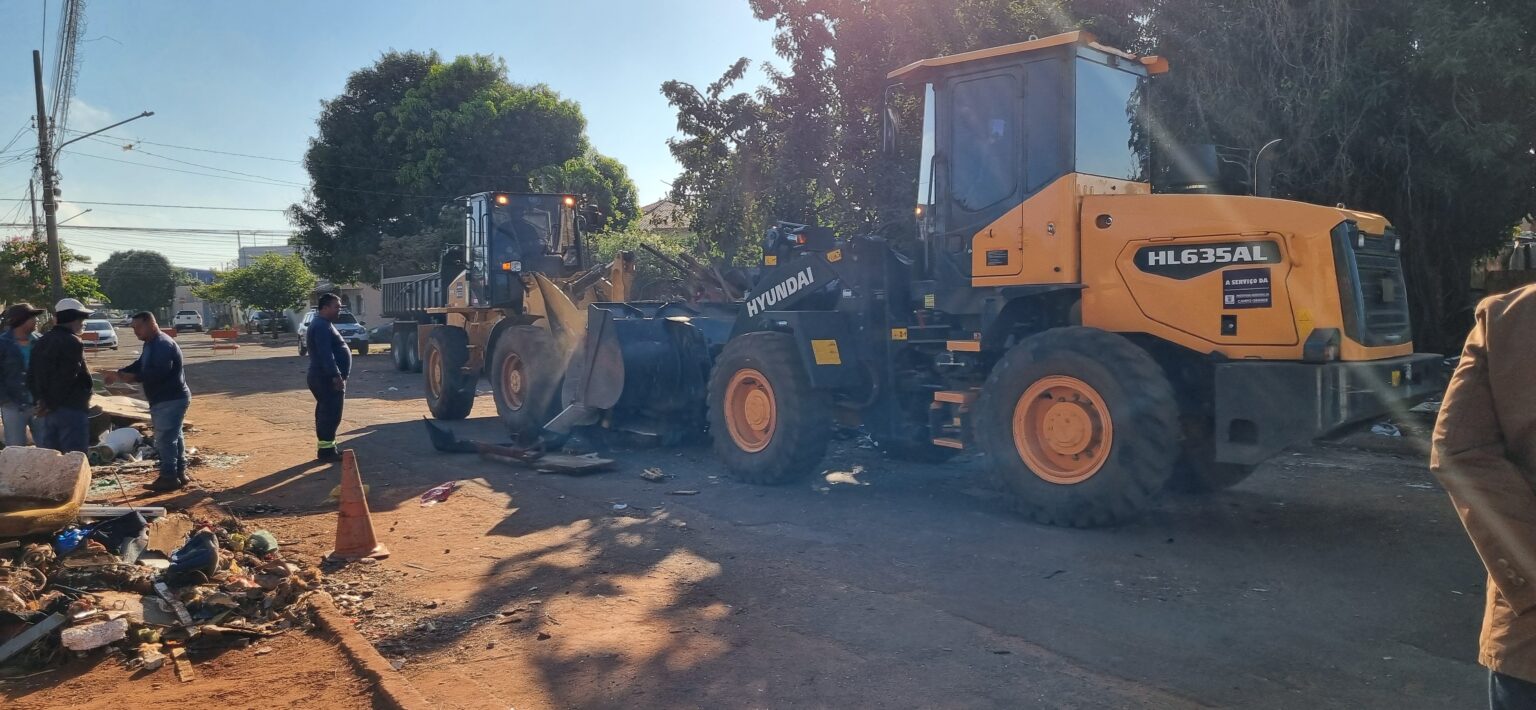 Prefeitura remove lixo de terreno usado como ferro-velho no Guanandi