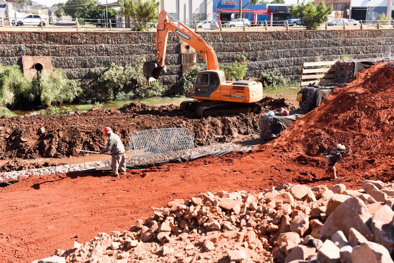 Obra de contenção de enchentes na Ernesto Geisel avança com 50% do cronograma já executado