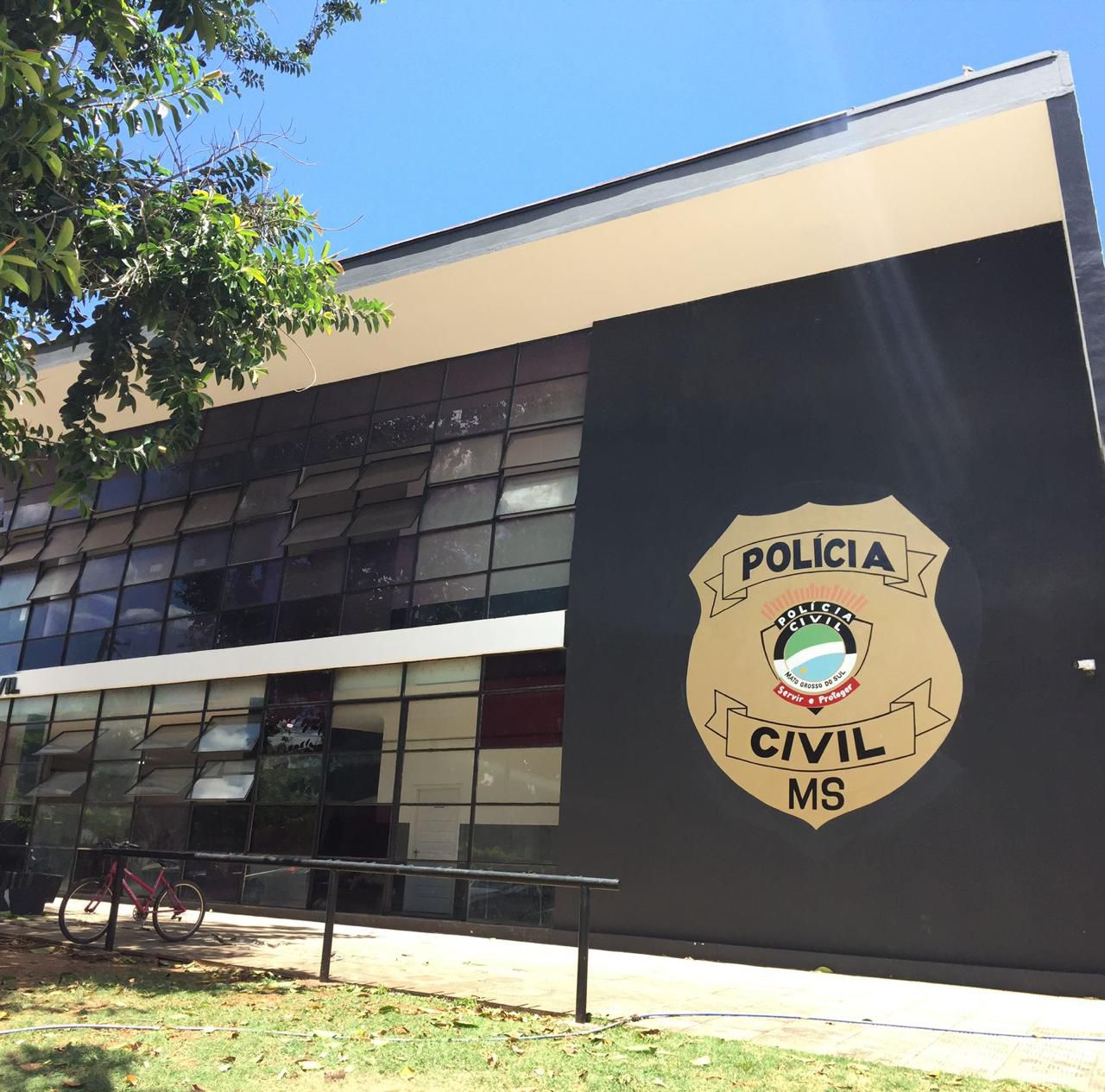 “Bugra, índia, boliviana”: mulher é presa por injúria racial e ameaça em agência bancária de Corumbá