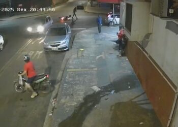 Homem perde dedo após ser atingido por carro; condutor fugiu do local