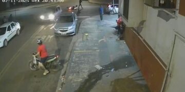 Homem perde dedo após ser atingido por carro; condutor fugiu do local