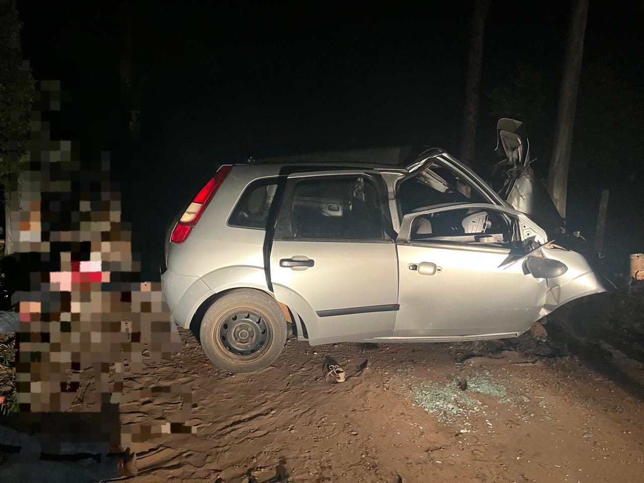 Duas crianças morrem e 5 pessoas ficam em estado grave após carro bater em árvore em MS