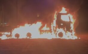 Carreta é destruída por incêndio às margens da BR-262 em Ribas do Rio Pardo