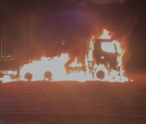 Carreta é destruída por incêndio às margens da BR-262 em Ribas do Rio Pardo