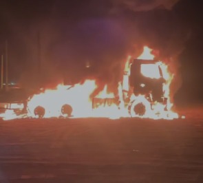 Carreta é destruída por incêndio às margens da BR-262 em Ribas do Rio Pardo