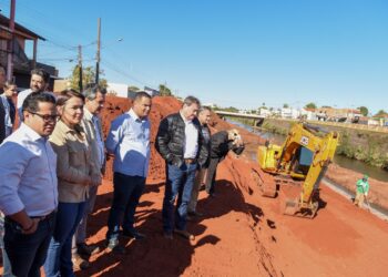 Prefeita Adriane e vereadores acompanham avanço das obras na Ernesto Geisel