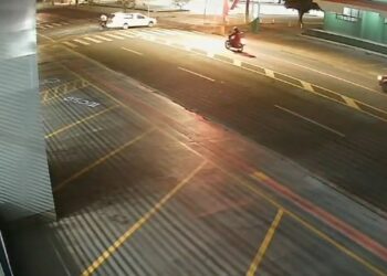 Câmera flagra batida entre moto e carro funerário que matou idoso na Ceará