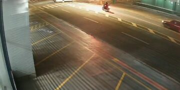 Câmera flagra batida entre moto e carro funerário que matou idoso na Ceará