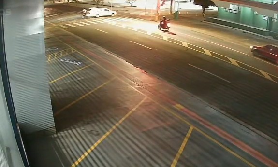 Câmera flagra batida entre moto e carro funerário que matou idoso na Ceará