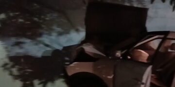 Motorista embriagado perde controle, bate em carros e invade casa no Coophavila