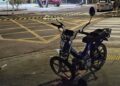 Jovem cai de bicicleta e escapa por pouco de atropelamento Jovem cai de bicicleta e escapa por pouco de atropelamento