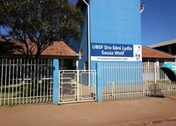 Bebê que morreu afogado em balde foi deixado com irmãos enquanto padrasto dormia, diz boletim