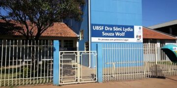 Bebê que morreu afogado em balde foi deixado com irmãos enquanto padrasto dormia, diz boletim