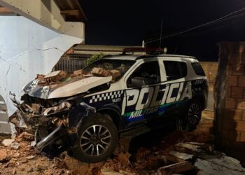 Viatura da PM destrói muro de casa durante perseguição em MS