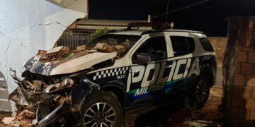 Viatura da PM destrói muro de casa durante perseguição em MS