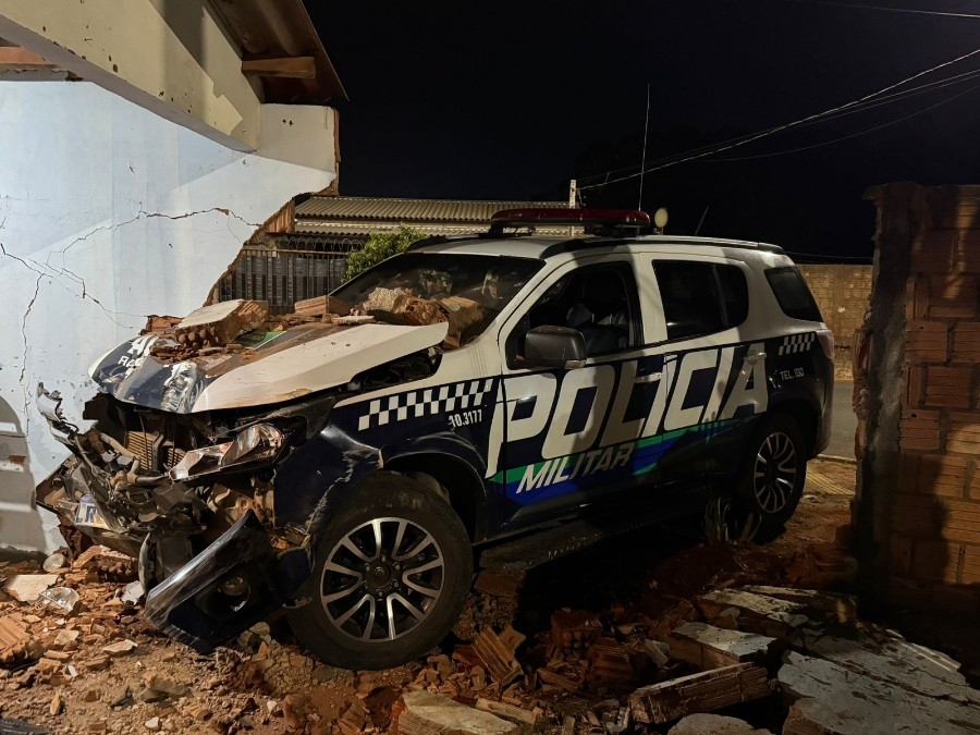 Viatura da PM destrói muro de casa durante perseguição em MS