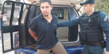 Preso em boca de fumo, filho diz que deu 5 facadas na mãe em Glória de Dourados