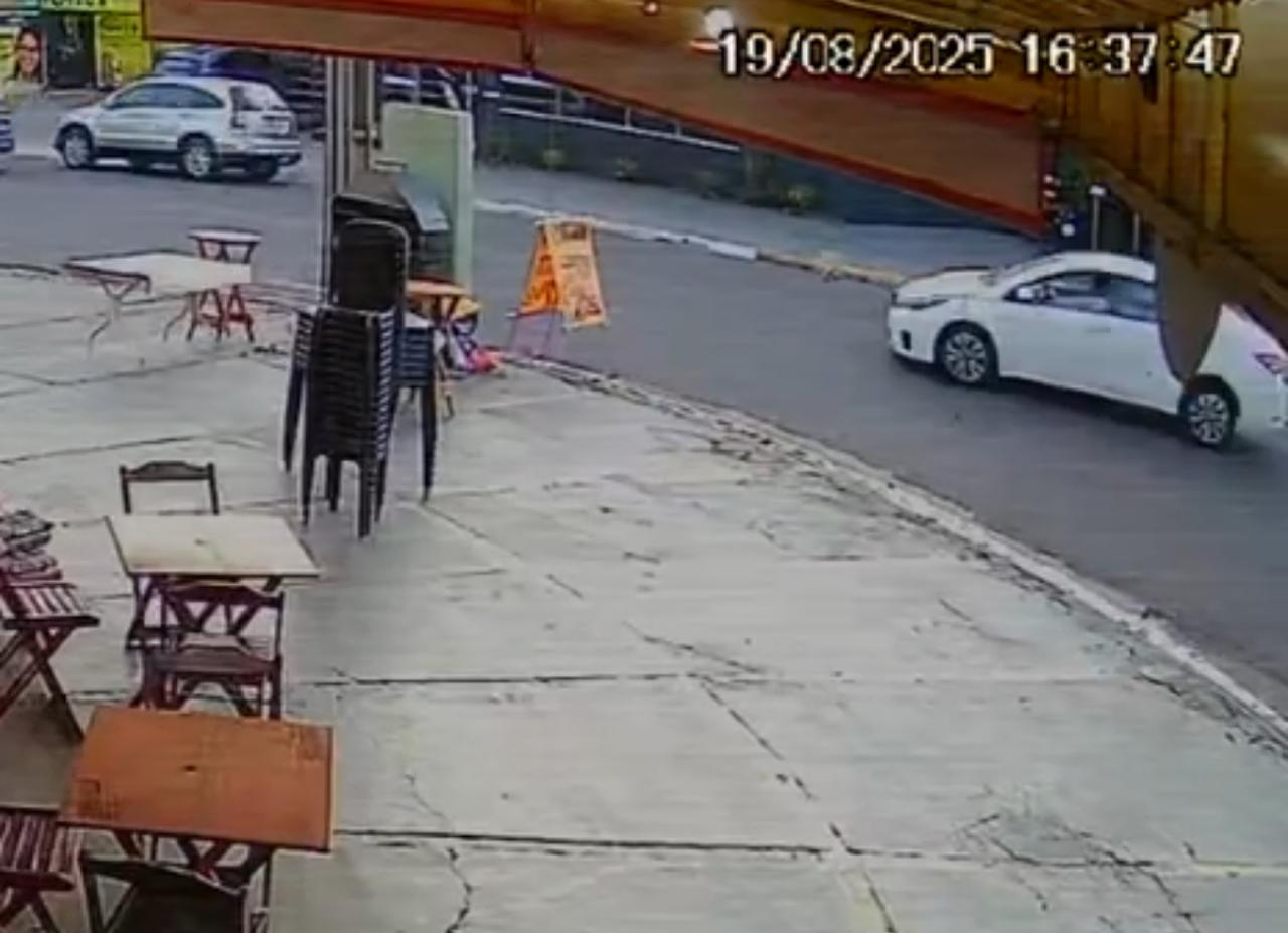 Vídeo: acidente entre carro e moto deixa motociclista em estado grave 