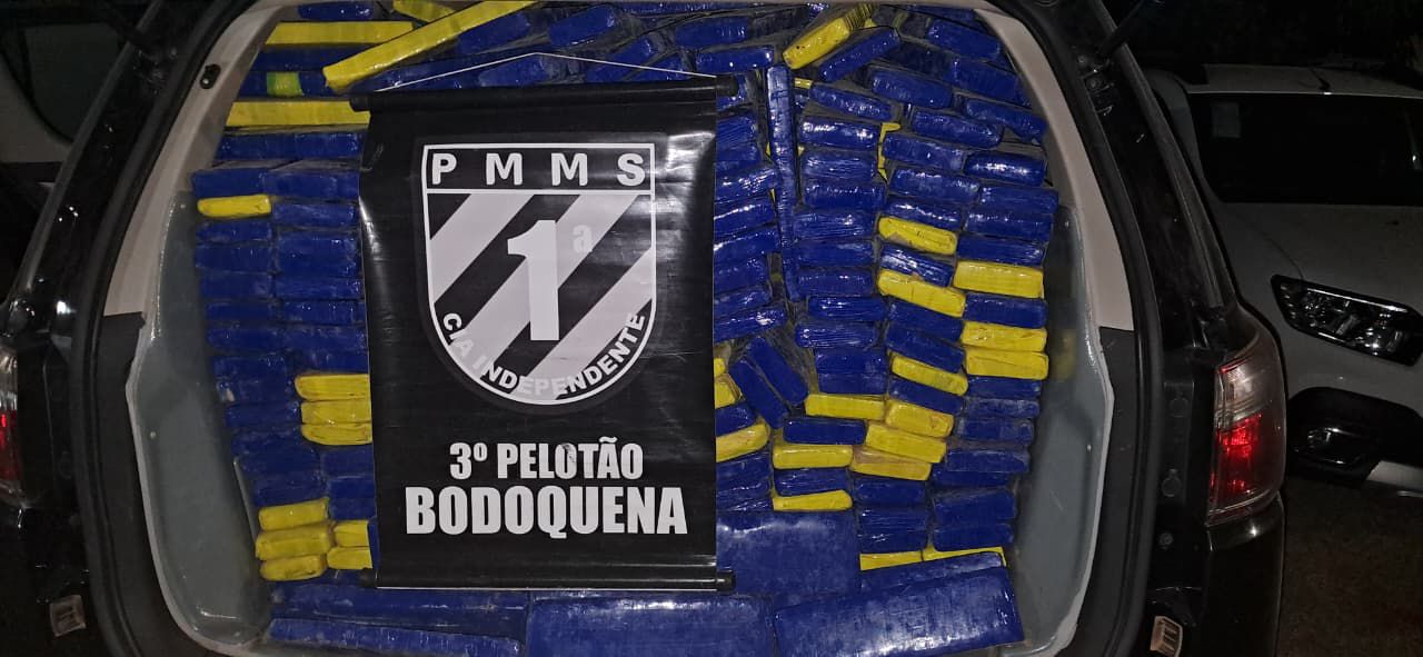 Caminhonete furtada com quase 2 toneladas de maconha é abandonada em mata após fuga em MS