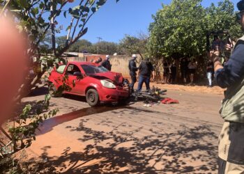 Motociclista fica em estado gravíssimo, com fraturas e dentes quebrados após bater em carro