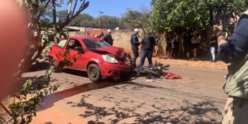 Motociclista fica em estado gravíssimo, com fraturas e dentes quebrados após bater em carro