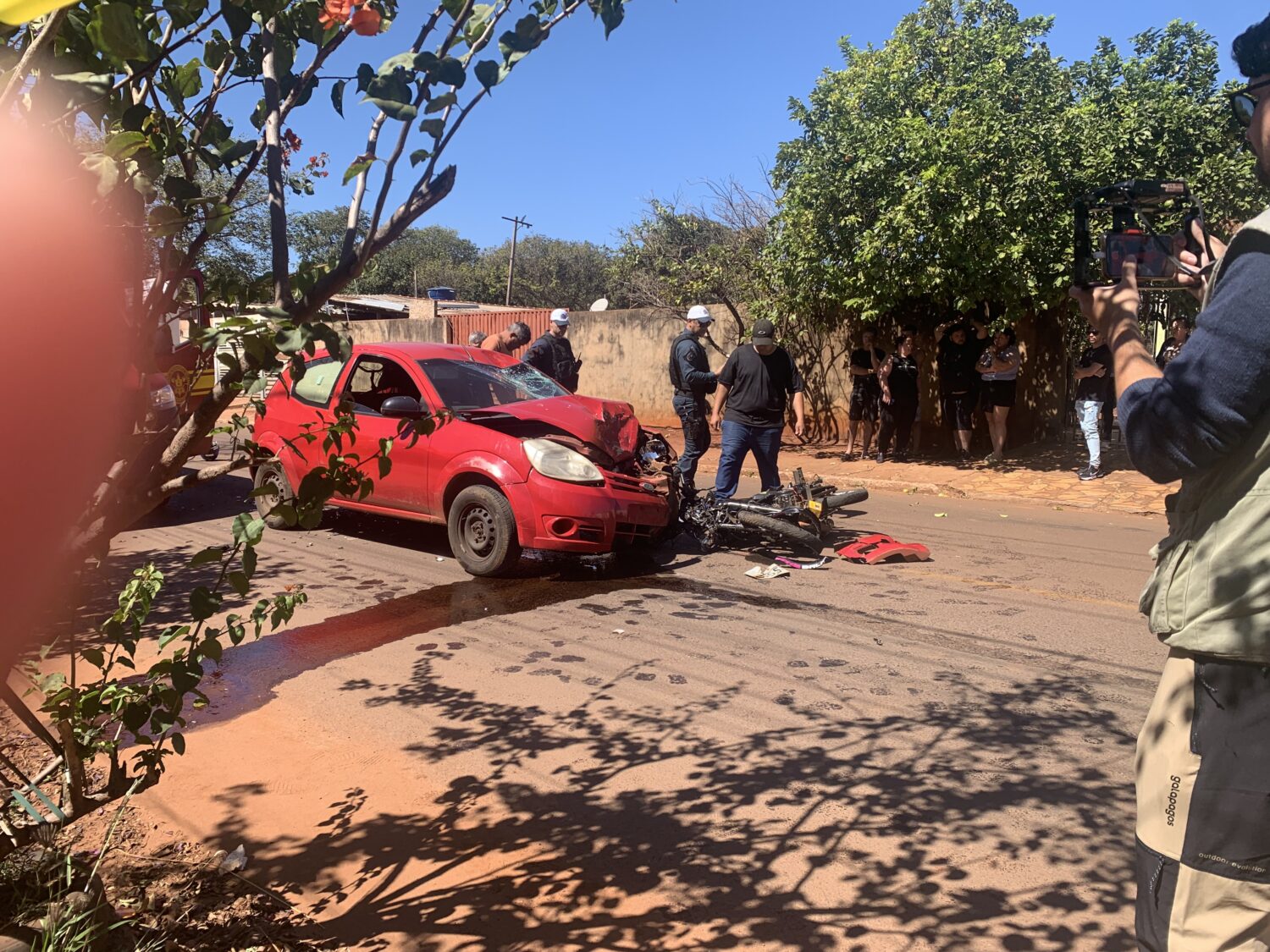 Motociclista fica em estado gravíssimo, com fraturas e dentes quebrados após bater em carro